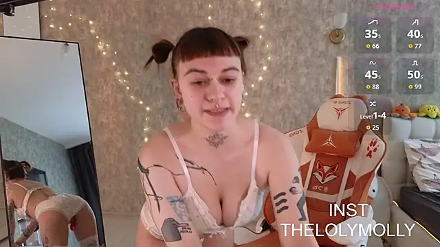 Snapshot of LolyMolli chatting on October 16, 10:01 am LolyMolli online show from October 16, 10:01 am