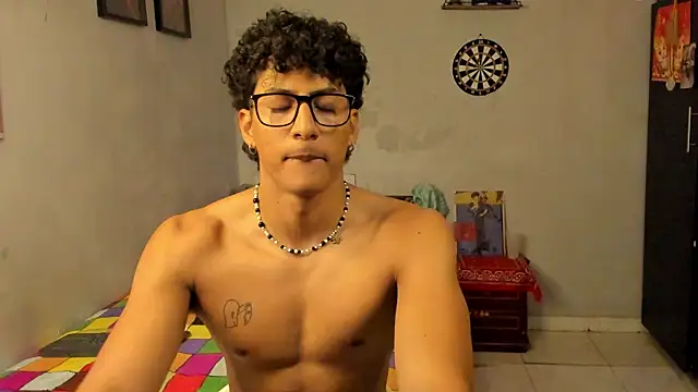 Snapshot of Ivano_joness chatting on March 8, 12:20 pm Ivano joness online show from March 8, 12:20 pm