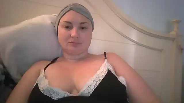 Snapshot of MilfyMrsRobinson chatting on May 27, 12:12 pm MilfyMrsRobinson online show from May 27, 12:12 pm