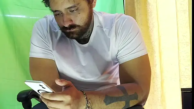 Snapshot of aronmiller404 chatting on May 17, 12:38 pm aronmiller404 online show from May 17, 12:38 pm