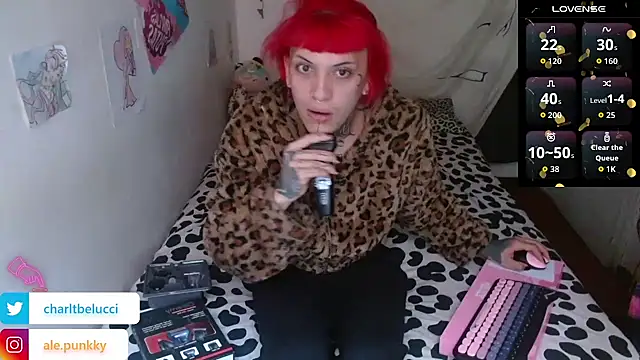 Snapshot of charlotbelucci_ chatting on June 26, 11:49 am charlotbelucci online show from June 26, 11:49 am