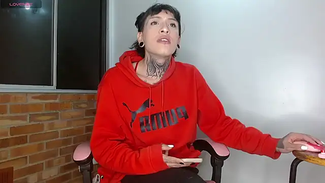 charlotbelucci  online show from October 31, 8:33 am