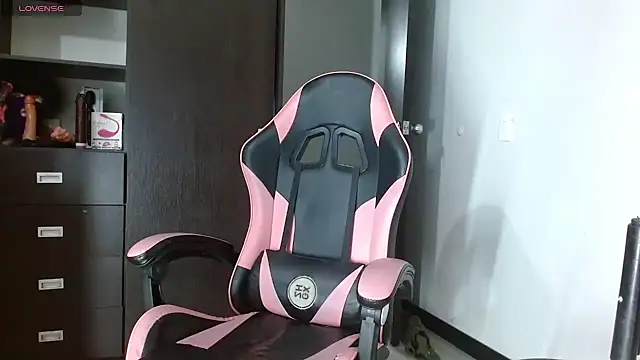 charlotbelucci  online show from November 27, 8:37 am