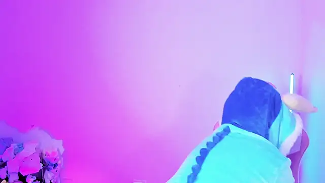 Snapshot of Ahri_Elderwood chatting on December 17, 3:33 am Ahri Elderwood online show from December 17, 3:33 am