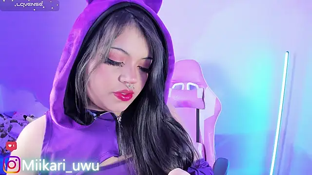 Snapshot of Ahri_Elderwood chatting on November 25, 3:40 am Ahri Elderwood online show from November 25, 3:40 am