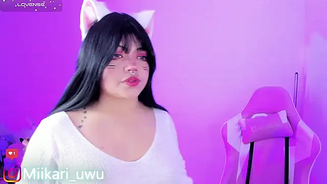 Snapshot of Ahri_Elderwood chatting on November 15, 5:33 am Ahri Elderwood online show from November 15, 5:33 am