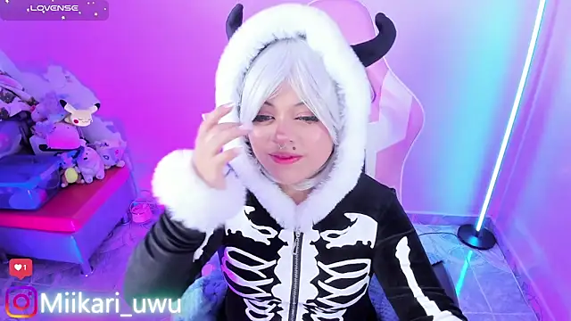 Snapshot of Ahri_Elderwood chatting on November 28, 3:50 am Ahri Elderwood online show from November 28, 3:50 am