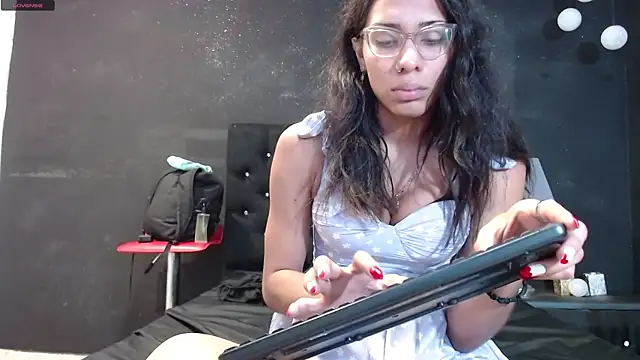 Snapshot of EmilyGomezLS chatting on March 12, 11:21 am EmilyGomezLS online show from March 12, 11:21 am