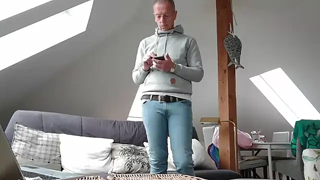 maxmueller321 online show from April 1, 8:04 am