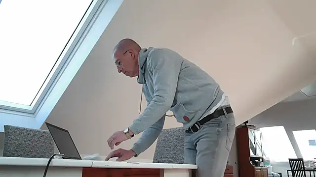 maxmueller321 online show from April 4, 9:05 am