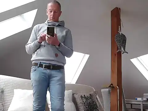 Snapshot of maxmueller321 chatting on February 1, 9:07 am maxmueller321 online show from February 1, 9:07 am