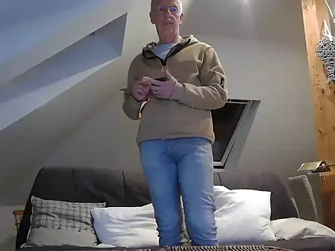 Snapshot of maxmueller321 chatting on March 3, 6:15 pm maxmueller321 online show from March 3, 6:15 pm