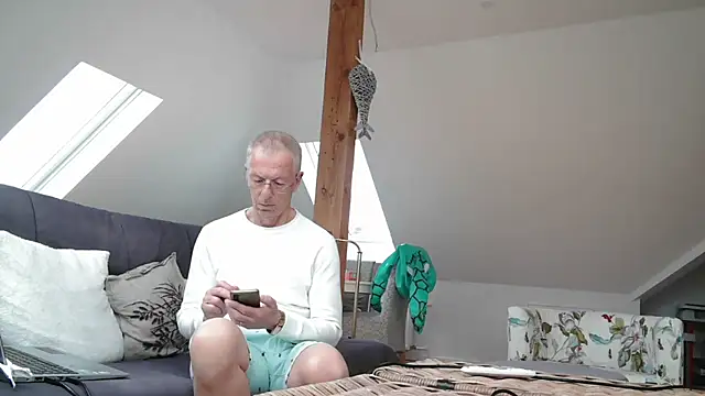 maxmueller321 online show from March 29, 1:24 pm