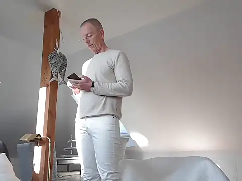 Snapshot of maxmueller321 chatting on February 18, 9:06 am maxmueller321 online show from February 18, 9:06 am