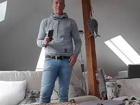 Snapshot of maxmueller321 chatting on December 22, 10:15 am maxmueller321 online show from December 22, 10:15 am