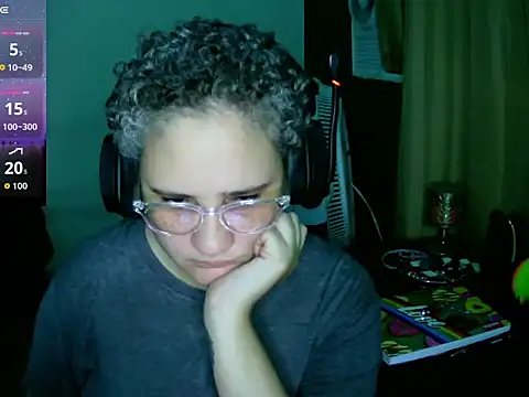 Snapshot of lolalicious_758 chatting on October 5, 4:25 am lolalicious 758 online show from October 5, 4:25 am