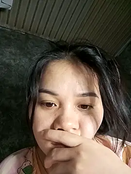 Snapshot of Ngoc-Trinh chatting on May 3, 4:54 pm Ngoc-Trinh online show from May 3, 4:54 pm