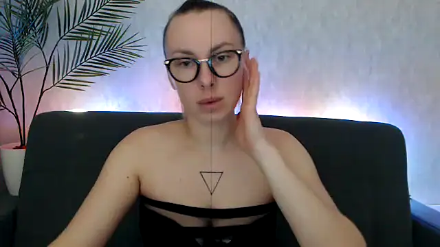 Snapshot of _Leslyy_Solo_1 chatting on October 10, 3:57 pm Leslyy Solo 1 online show from October 10, 3:57 pm