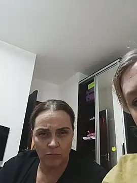 hugebobbs online show from November 7, 2:21 pm