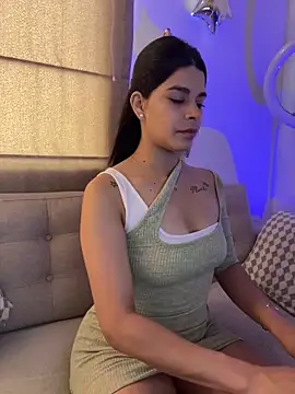 Snapshot of DaryRos chatting on February 1, 9:57 pm DaryRos online show from February 1, 9:57 pm