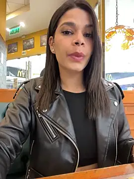 Snapshot of DaryRos chatting on November 3, 7:28 pm DaryRos online show from November 3, 7:28 pm