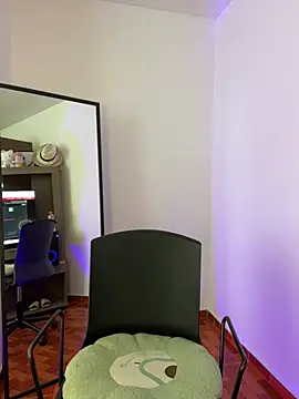 Snapshot of DaryRos chatting on March 1, 10:31 pm DaryRos online show from March 1, 10:31 pm