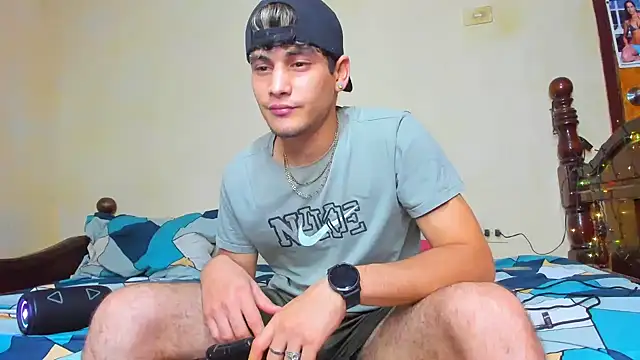 Snapshot of guy_master chatting on June 15, 4:23 am guy master online show from June 15, 4:23 am