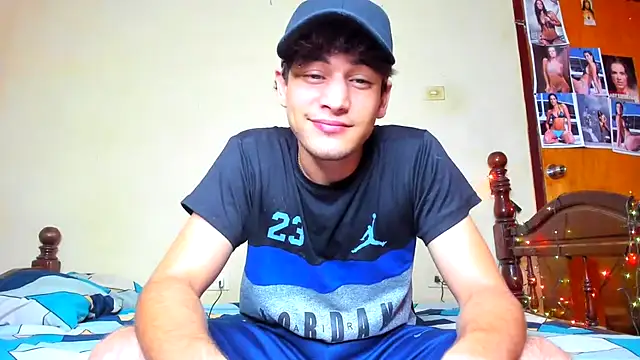 Snapshot of guy_master chatting on June 12, 12:41 am guy master online show from June 12, 12:41 am