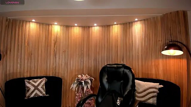 HannaConnor  online show from February 9, 8:40 pm