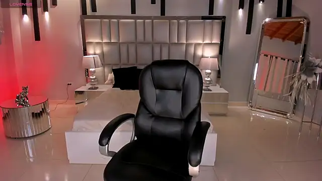 HannaConnor  online show from April 5, 11:33 pm