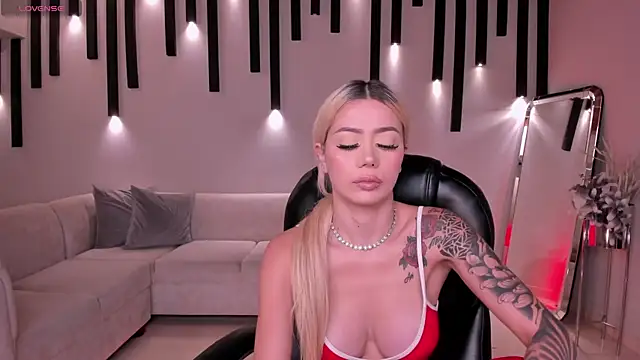 HannaConnor  online show from October 19, 6:10 pm