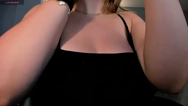 Snapshot of BellaRose_X chatting on December 3, 3:40 am BellaRose X online show from December 3, 3:40 am