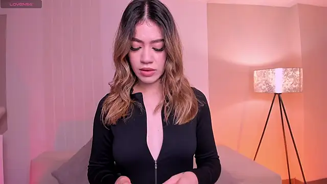 ViolettHansson online show from October 31, 11:40 am