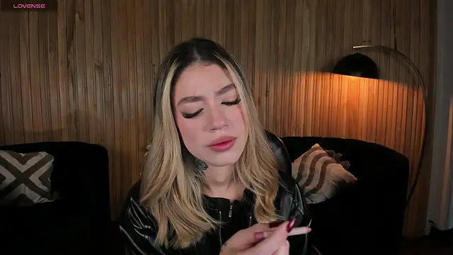 ViolettHansson online show from January 17, 11:25 am