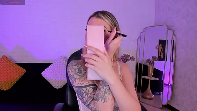 ViolettHansson online show from December 2, 6:53 pm