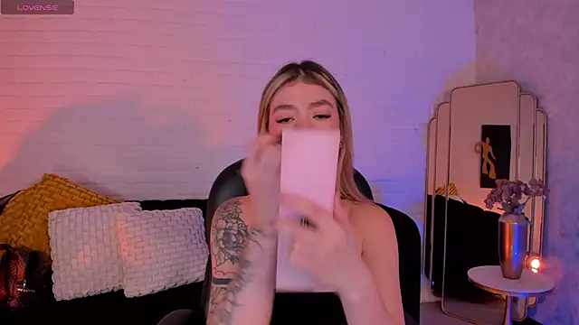 ViolettHansson online show from December 4, 6:29 pm