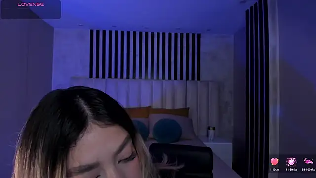 ViolettHansson online show from April 17, 9:12 am