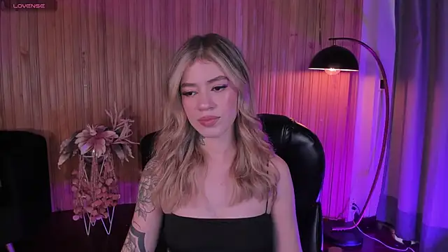 ViolettHansson online show from November 12, 7:40 pm