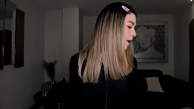 ViolettHansson online show from April 12, 9:45 am