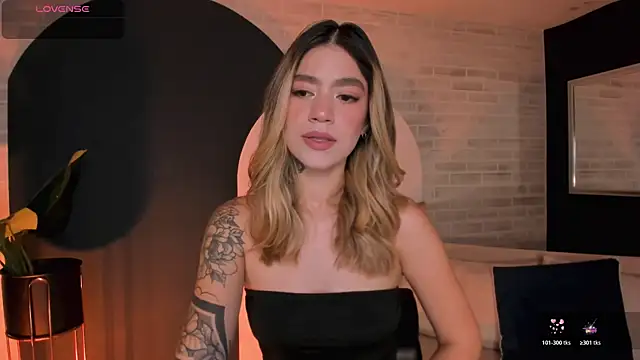 ViolettHansson online show from April 10, 10:00 am