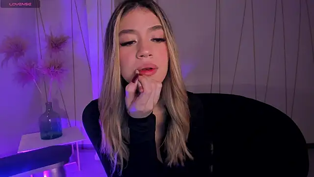 ViolettHansson online show from January 9, 11:39 am