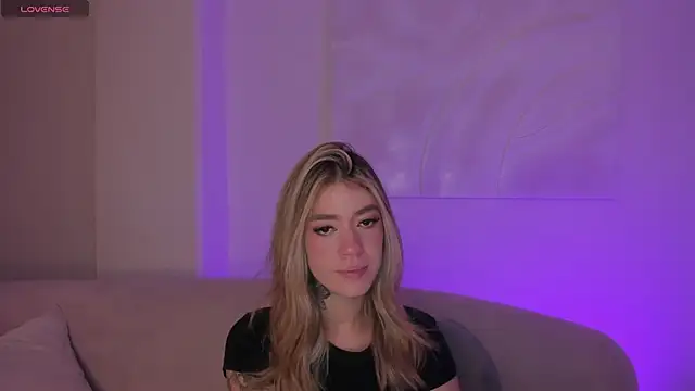 ViolettHansson online show from May 18, 11:48 am