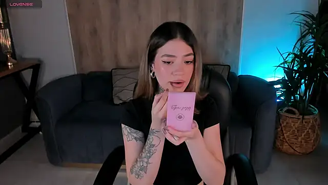 Snapshot of ViolettHansson chatting on March 13, 9:48 pm ViolettHansson online show from March 13, 9:48 pm