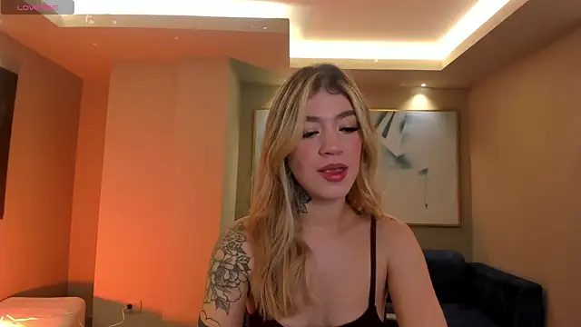 ViolettHansson online show from December 20, 11:57 am