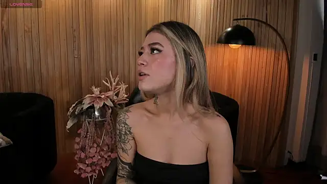 ViolettHansson online show from November 10, 6:57 pm