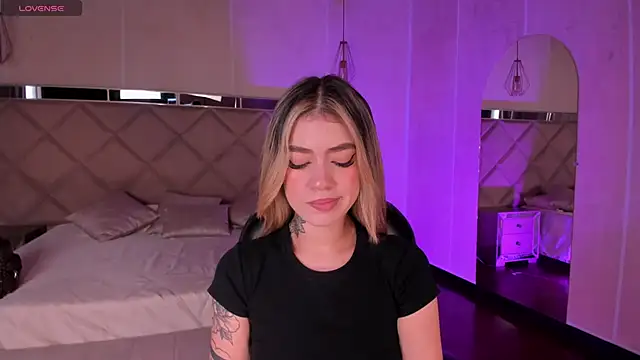 ViolettHansson online show from November 17, 6:34 pm