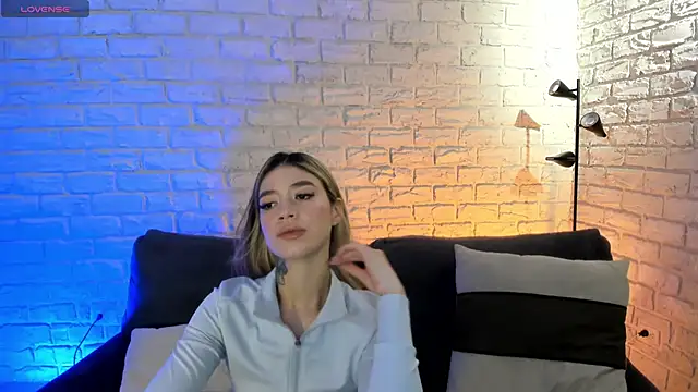 Snapshot of ViolettHansson chatting on June 16, 10:04 am ViolettHansson online show from June 16, 10:04 am