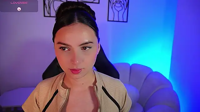 Snapshot of AliceHarper_ chatting on June 23, 12:41 am AliceHarper online show from June 23, 12:41 am