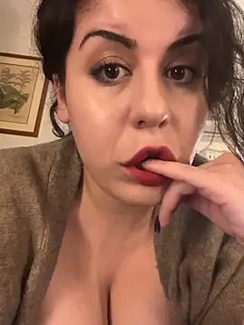 Snapshot of holyeroticss chatting on October 5, 9:16 pm holyeroticss online show from October 5, 9:16 pm