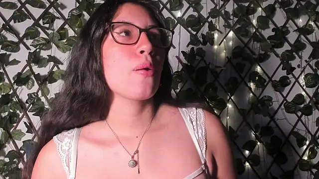 CoralineSanchez online show from September 25, 3:23 am